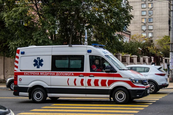 Kiev Ucrania Noviembre 2022 Ambulancia Rodando Centro Ciudad Kyiv Durante —  Fotos de Stock