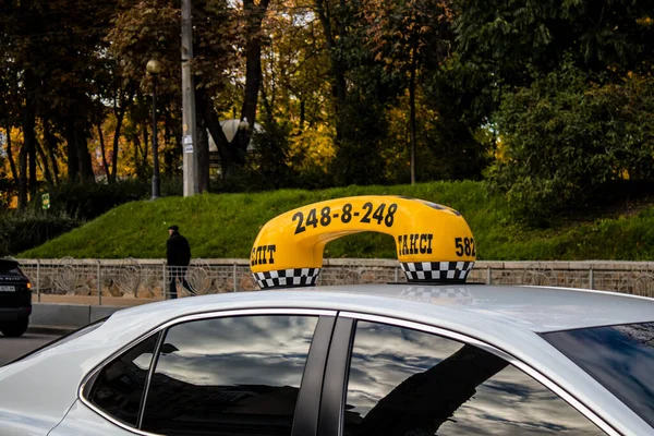 Kiev Ucrania Noviembre 2022 Taxi Conduciendo Centro Ciudad Kyiv Durante — Foto de Stock
