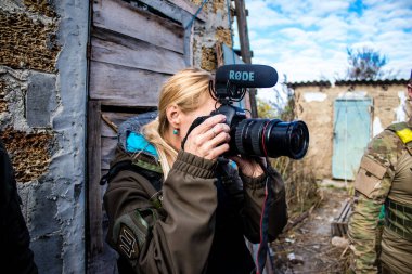 Ukrayna, Kherson - 19 Ekim 2022 Lenka Klicperova, bu seçkin gazeteci ve fotoğrafçı Ukrayna 'daki savaşı anlatıyor.