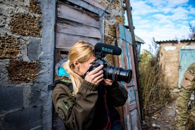 Ukrayna, Kherson - 19 Ekim 2022 Lenka Klicperova, bu seçkin gazeteci ve fotoğrafçı Ukrayna 'daki savaşı anlatıyor.