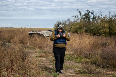 Ukrayna, Kherson - 19 Ekim 2022 Kherson cephesindeki Jan Husar, bu seçkin gazeteci, fotoğrafçı ve büyük muhabir Ukrayna 'daki ve çatışma bölgelerindeki savaşı anlatıyor.