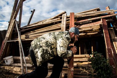 Ukrayna, Kherson - 19 Ekim 2022 Kherson cephesindeki Jan Husar, bu seçkin gazeteci, fotoğrafçı ve büyük muhabir Ukrayna 'daki ve çatışma bölgelerindeki savaşı anlatıyor.