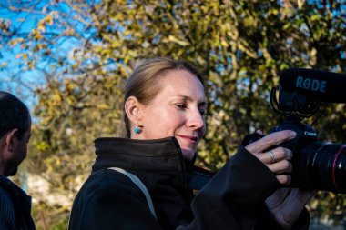 Ukrayna, Kherson - 19 Ekim 2022 Lenka Klicperova, bu seçkin gazeteci ve fotoğrafçı Ukrayna 'daki savaşı anlatıyor.