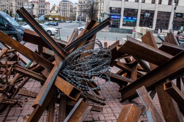 Askeri barikat ve Ukrayna 'nın başkenti Kyiv sokaklarındaki engeller. Amaç herhangi bir düşman operasyonunu önlemek. Dost birlikler için koruma görevi görüyor. Böyle bir yaylım ateşinin hazırlanması normalde öncelikli bir mühendislik görevidir..