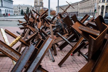 Askeri barikat ve Ukrayna 'nın başkenti Kyiv sokaklarındaki engeller. Amaç herhangi bir düşman operasyonunu önlemek. Dost birlikler için koruma görevi görüyor. Böyle bir yaylım ateşinin hazırlanması normalde öncelikli bir mühendislik görevidir..