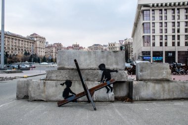 Askeri barikat ve Ukrayna 'nın başkenti Kyiv sokaklarındaki engeller. Amaç herhangi bir düşman operasyonunu önlemek. Dost birlikler için koruma görevi görüyor. Böyle bir yaylım ateşinin hazırlanması normalde öncelikli bir mühendislik görevidir..