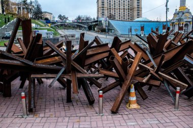 Askeri barikat ve Ukrayna 'nın başkenti Kyiv sokaklarındaki engeller. Amaç herhangi bir düşman operasyonunu önlemek. Dost birlikler için koruma görevi görüyor. Böyle bir yaylım ateşinin hazırlanması normalde öncelikli bir mühendislik görevidir..