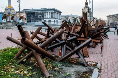 Askeri barikat ve Ukrayna 'nın başkenti Kyiv sokaklarındaki engeller. Amaç herhangi bir düşman operasyonunu önlemek. Dost birlikler için koruma görevi görüyor. Böyle bir yaylım ateşinin hazırlanması normalde öncelikli bir mühendislik görevidir..