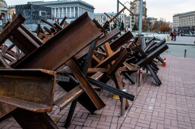 Askeri barikat ve Ukrayna 'nın başkenti Kyiv sokaklarındaki engeller. Amaç herhangi bir düşman operasyonunu önlemek. Dost birlikler için koruma görevi görüyor. Böyle bir yaylım ateşinin hazırlanması normalde öncelikli bir mühendislik görevidir..