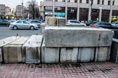 Askeri barikat ve Ukrayna 'nın başkenti Kyiv sokaklarındaki engeller. Amaç herhangi bir düşman operasyonunu önlemek. Dost birlikler için koruma görevi görüyor. Böyle bir yaylım ateşinin hazırlanması normalde öncelikli bir mühendislik görevidir..