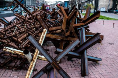 Askeri barikat ve Ukrayna 'nın başkenti Kyiv sokaklarındaki engeller. Amaç herhangi bir düşman operasyonunu önlemek. Dost birlikler için koruma görevi görüyor. Böyle bir yaylım ateşinin hazırlanması normalde öncelikli bir mühendislik görevidir..