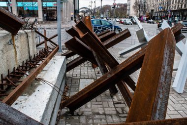 Askeri barikat ve Ukrayna 'nın başkenti Kyiv sokaklarındaki engeller. Amaç herhangi bir düşman operasyonunu önlemek. Dost birlikler için koruma görevi görüyor. Böyle bir yaylım ateşinin hazırlanması normalde öncelikli bir mühendislik görevidir..