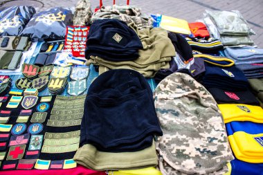 Ukrayna 'da Kyiv sokaklarında satılan dekoratif nesneler, birim yamaları ve diğer savaş zamanı hatıraları askeri ruhun etrafında dönüyor ve insanlar tarafından Rusya' ya karşı mevcut savaşta hatıra olarak alınıyor.. 