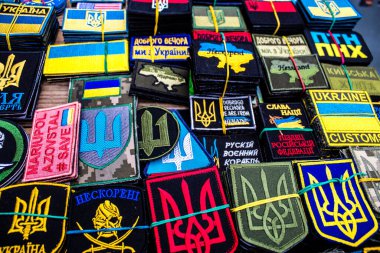 Ukrayna 'da Kyiv sokaklarında satılan dekoratif nesneler, birim yamaları ve diğer savaş zamanı hatıraları askeri ruhun etrafında dönüyor ve insanlar tarafından Rusya' ya karşı mevcut savaşta hatıra olarak alınıyor.. 