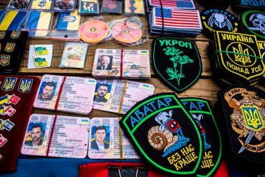 Ukrayna 'da Kyiv sokaklarında satılan dekoratif nesneler, birim yamaları ve diğer savaş zamanı hatıraları askeri ruhun etrafında dönüyor ve insanlar tarafından Rusya' ya karşı mevcut savaşta hatıra olarak alınıyor.. 
