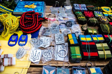 Ukrayna 'da Kyiv sokaklarında satılan dekoratif nesneler, birlik yamaları ve diğer savaş zamanı hatıraları askeri ruhun etrafında dönüyor ve insanlar tarafından Rusya' ya karşı mevcut savaşta hatıra olarak alınıyor. Ivır zıvır satan satıcılar. 