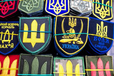 Ukrayna 'da Kyiv sokaklarında satılan dekoratif nesneler, birlik yamaları ve diğer savaş zamanı hatıraları askeri ruhun etrafında dönüyor ve insanlar tarafından Rusya' ya karşı mevcut savaşta hatıra olarak alınıyor. Ivır zıvır satan satıcılar. 