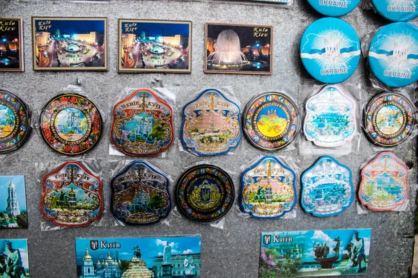 在乌克兰Kyiv街头出售的装饰物品 单元贴片和其他战时纪念品都围绕着军事精神 被人们作为当前对俄战争的纪念品购买 卖东西的 卖小饰品的 — 图库照片