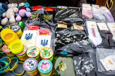 Ukrayna 'da Kyiv sokaklarında satılan dekoratif nesneler, birlik yamaları ve diğer savaş zamanı hatıraları askeri ruhun etrafında dönüyor ve insanlar tarafından Rusya' ya karşı mevcut savaşta hatıra olarak alınıyor. Ivır zıvır satan satıcılar. 