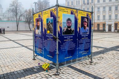 Azov Alayı, Ukrayna 'nın başkenti Kyiv' deki Mariupol Sokak Melekleri sergisi. Sergi, Mariupol 'ü Rus işgalcilere karşı savunurken hayatını kaybeden Azov Birimi savunucularına adandı. Eş zamanlı bilgi panolarından oluşur