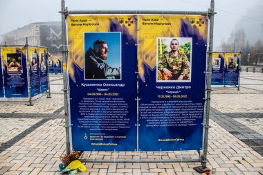 Azov Alayı, Ukrayna 'nın başkenti Kyiv' deki Mariupol Sokak Melekleri sergisi. Sergi, Mariupol 'ü Rus işgalcilere karşı savunurken hayatını kaybeden Azov Birimi savunucularına adandı. Eş zamanlı bilgi panolarından oluşur