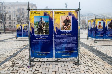 Azov Alayı, Ukrayna 'nın başkenti Kyiv' deki Mariupol Sokak Melekleri sergisi. Sergi, Mariupol 'ü Rus işgalcilere karşı savunurken hayatını kaybeden Azov Birimi savunucularına adandı. Eş zamanlı bilgi panolarından oluşur