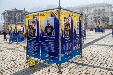 Azov Alayı, Ukrayna 'nın başkenti Kyiv' deki Mariupol Sokak Melekleri sergisi. Sergi, Mariupol 'ü Rus işgalcilere karşı savunurken hayatını kaybeden Azov Birimi savunucularına adandı. Eş zamanlı bilgi panolarından oluşur