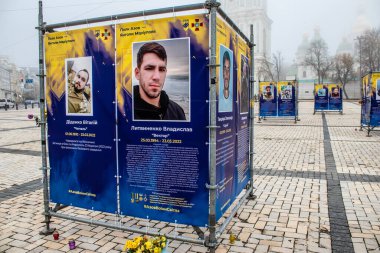 Azov Alayı, Ukrayna 'nın başkenti Kyiv' deki Mariupol Sokak Melekleri sergisi. Sergi, Mariupol 'ü Rus işgalcilere karşı savunurken hayatını kaybeden Azov Birimi savunucularına adandı. Eş zamanlı bilgi panolarından oluşur