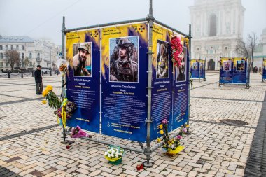 Azov Alayı, Ukrayna 'nın başkenti Kyiv' deki Mariupol Sokak Melekleri sergisi. Sergi, Mariupol 'ü Rus işgalcilere karşı savunurken hayatını kaybeden Azov Birimi savunucularına adandı. Eş zamanlı bilgi panolarından oluşur