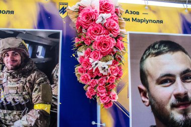 Azov Alayı, Ukrayna 'nın başkenti Kyiv' deki Mariupol Sokak Melekleri sergisi. Sergi, Mariupol 'ü Rus işgalcilere karşı savunurken hayatını kaybeden Azov Birimi savunucularına adandı. Eş zamanlı bilgi panolarından oluşur