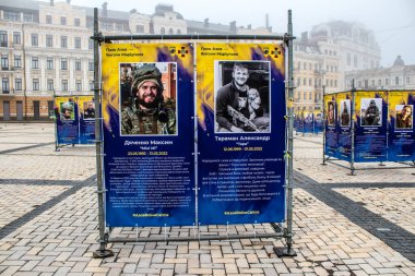 Azov Alayı, Ukrayna 'nın başkenti Kyiv' deki Mariupol Sokak Melekleri sergisi. Sergi, Mariupol 'ü Rus işgalcilere karşı savunurken hayatını kaybeden Azov Birimi savunucularına adandı. Eş zamanlı bilgi panolarından oluşur