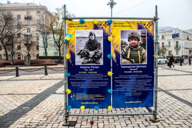 Azov Alayı, Ukrayna 'nın başkenti Kyiv' deki Mariupol Sokak Melekleri sergisi. Sergi, Mariupol 'ü Rus işgalcilere karşı savunurken hayatını kaybeden Azov Birimi savunucularına adandı. Eş zamanlı bilgi panolarından oluşur