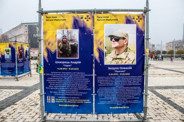 Azov Alayı, Ukrayna 'nın başkenti Kyiv' deki Mariupol Sokak Melekleri sergisi. Sergi, Mariupol 'ü Rus işgalcilere karşı savunurken hayatını kaybeden Azov Birimi savunucularına adandı. Eş zamanlı bilgi panolarından oluşur