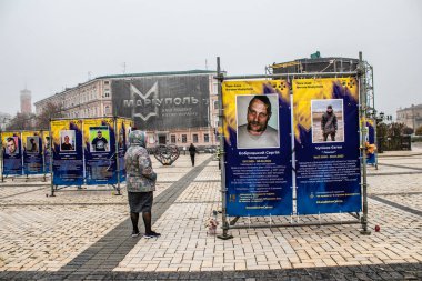 Azov Alayı, Ukrayna 'nın başkenti Kyiv' deki Mariupol Sokak Melekleri sergisi. Sergi, Mariupol 'ü Rus işgalcilere karşı savunurken hayatını kaybeden Azov Birimi savunucularına adandı. Eş zamanlı bilgi panolarından oluşur