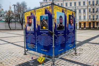 Azov Alayı, Ukrayna 'nın başkenti Kyiv' deki Mariupol Sokak Melekleri sergisi. Sergi, Mariupol 'ü Rus işgalcilere karşı savunurken hayatını kaybeden Azov Birimi savunucularına adandı. Eş zamanlı bilgi panolarından oluşur