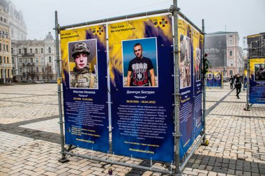 Azov Alayı, Ukrayna 'nın başkenti Kyiv' deki Mariupol Sokak Melekleri sergisi. Sergi, Mariupol 'ü Rus işgalcilere karşı savunurken hayatını kaybeden Azov Birimi savunucularına adandı. Eş zamanlı bilgi panolarından oluşur