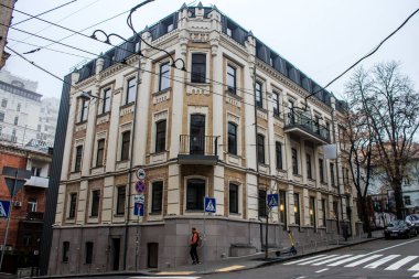 Rusya ile savaş sırasında Kyiv şehrinin mimarisi ve manzarası, Kyiv 'in tarihi ve modern binaları Rus füzelerinin hedefi ve sirenlerin sesi her gün duyuluyor.