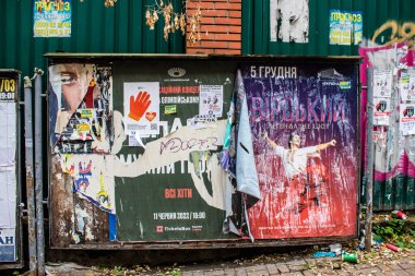Rusya ile savaş sırasında Kyiv şehrinin mimarisi ve manzarası, Kyiv 'in tarihi ve modern binaları Rus füzelerinin hedefi ve sirenlerin sesi her gün duyuluyor.