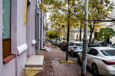 Rusya ile savaş sırasında Kyiv şehrinin mimarisi ve manzarası, Kyiv 'in tarihi ve modern binaları Rus füzelerinin hedefi ve sirenlerin sesi her gün duyuluyor.