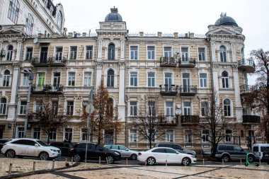 Rusya ile savaş sırasında Kyiv şehrinin mimarisi ve manzarası, Kyiv 'in tarihi ve modern binaları Rus füzelerinin hedefi ve sirenlerin sesi her gün duyuluyor.