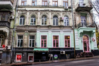 Rusya ile savaş sırasında Kyiv şehrinin mimarisi ve manzarası, Kyiv 'in tarihi ve modern binaları Rus füzelerinin hedefi ve sirenlerin sesi her gün duyuluyor.