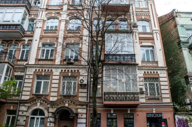 Rusya ile savaş sırasında Kyiv şehrinin mimarisi ve manzarası, Kyiv 'in tarihi ve modern binaları Rus füzelerinin hedefi ve sirenlerin sesi her gün duyuluyor.