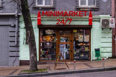 Rusya ile savaş sırasında Kyiv şehrinin mimarisi ve manzarası, Kyiv 'in tarihi ve modern binaları Rus füzelerinin hedefi ve sirenlerin sesi her gün duyuluyor.