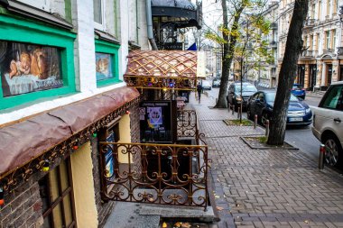 Rusya ile savaş sırasında Kyiv şehrinin mimarisi ve manzarası, Kyiv 'in tarihi ve modern binaları Rus füzelerinin hedefi ve sirenlerin sesi her gün duyuluyor.