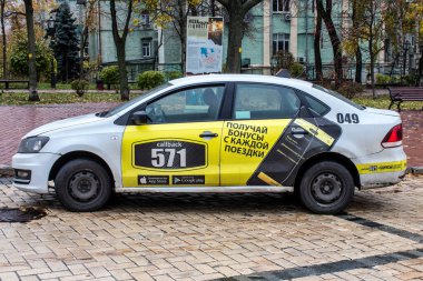 Rusya ile savaş sırasında şehir merkezinden bir taksi geçiyor, Kyiv Rus füzeleri tarafından hedef alınıyor ve her gün sirenler çalıyor.