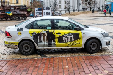 Rusya ile savaş sırasında şehir merkezinden bir taksi geçiyor, Kyiv Rus füzeleri tarafından hedef alınıyor ve her gün sirenler çalıyor.