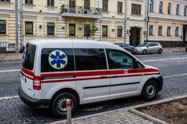 Rusya 'yla savaş sırasında şehir merkezinden bir ambulans geçiyor, Kyiv Rus füzeleri tarafından hedef alınıyor ve her gün sirenler çalıyor.