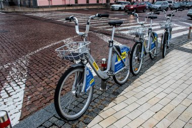 Rus füzeleri ve sirenler Kyiv 'i hedef alsa bile, Kyiv şehir merkezindeki Kyiv' i kiralamak için bisiklet her gün kullanılıyor.