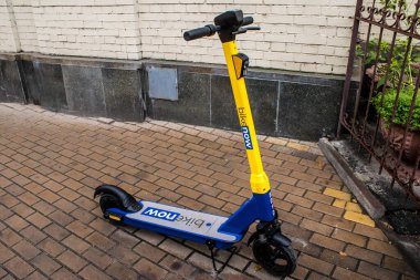 Rusya 'yla savaş sırasında Kyiv' de park etmiş bir motosiklet kiralamak için elektrikli scooter. Kyiv, Rus füzeleri ve sirenleri tarafından hedef alınsa bile insanlar onu her gün kullanıyor.