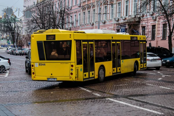 Bus Drives Downtown Kyiv War Russia Kyiv Targeted Russian Missiles — Stock Photo, Image